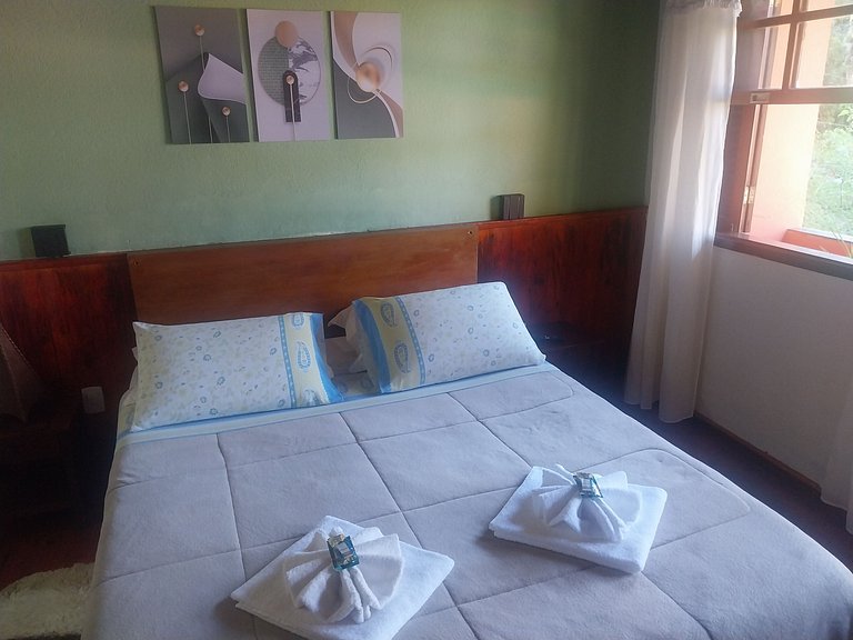 Chalet with a pool surrounded by nature, Maringá.