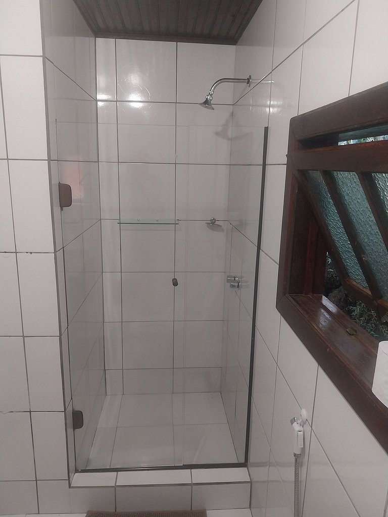 Chalé com piscina cercado pela natureza, Maringá.